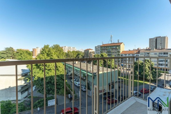 appartamento in vendita a Milano in zona Baggio