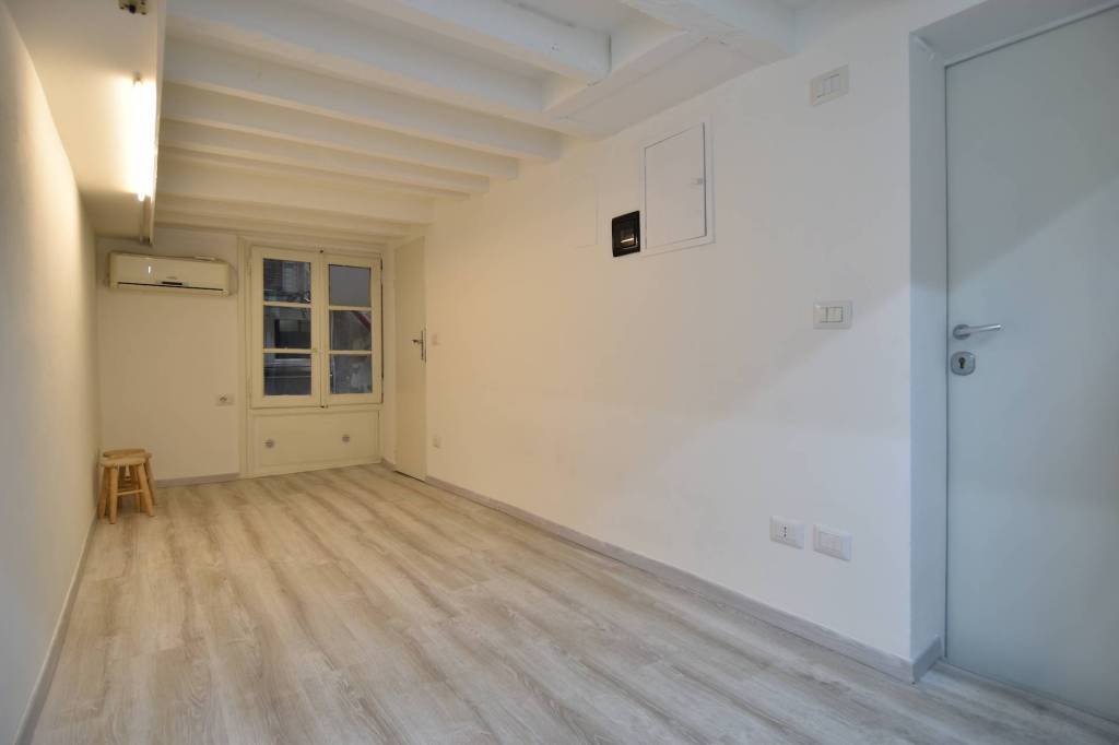 locale di sgombero in vendita a Milano