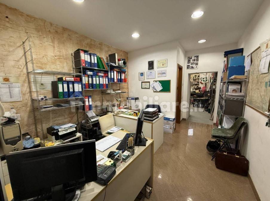 negozio in vendita a Milano in zona Rogoredo