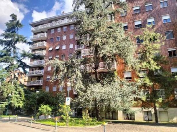 appartamento in vendita a Milano in zona Lorenteggio