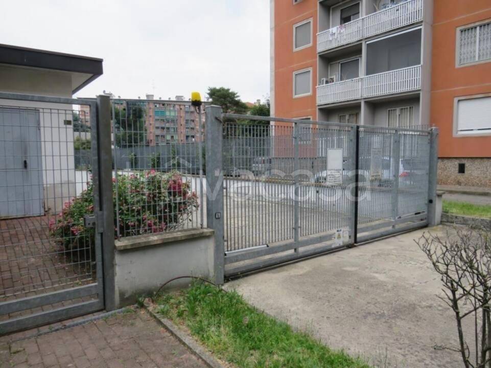 ufficio in vendita a Milano in zona Quartiere degli Olmi
