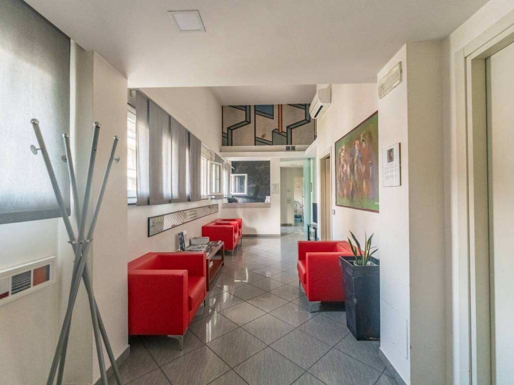 ufficio in vendita a Milano in zona Adriano