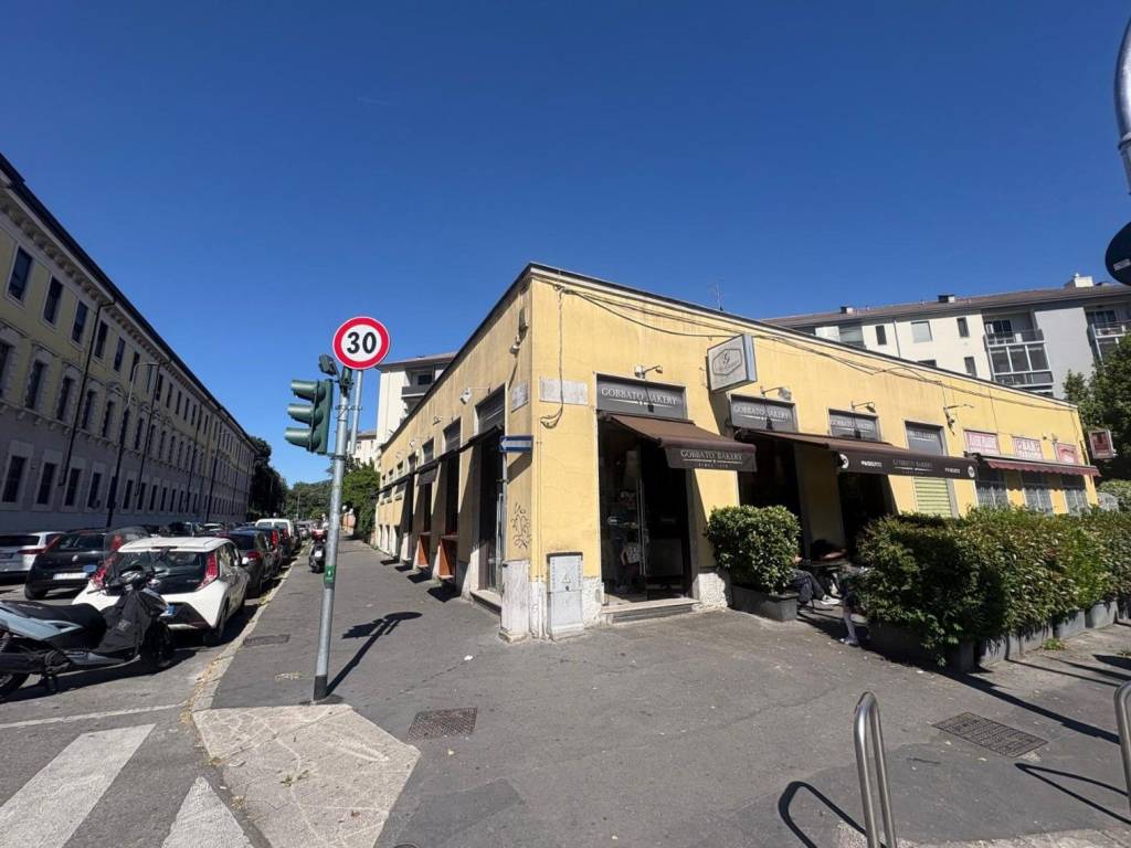 negozio in vendita a Milano in zona Corvetto