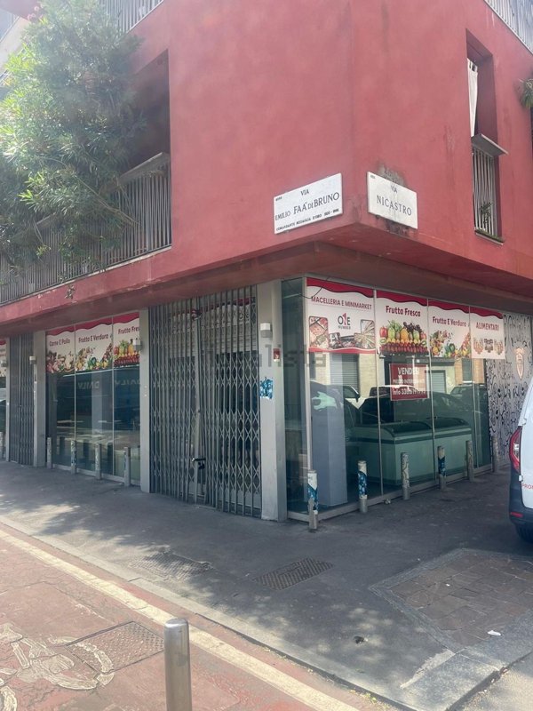 locale commerciale in vendita a Milano in zona Calvairate