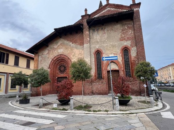 negozio in vendita a Milano in zona Barona