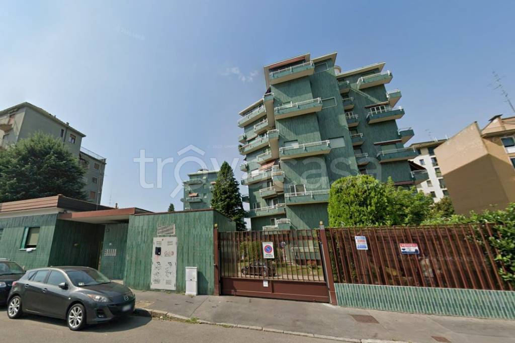 appartamento in vendita a Milano in zona Barona