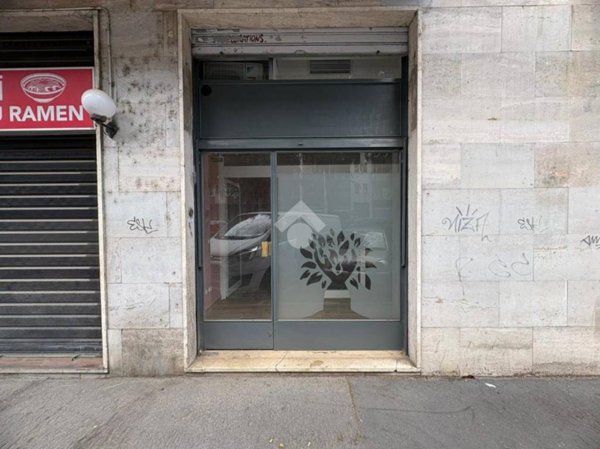 negozio in vendita a Milano in zona Lorenteggio