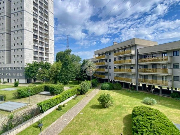 appartamento in vendita a Milano in zona Baggio