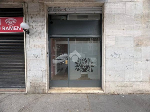 negozio in vendita a Milano in zona Barona