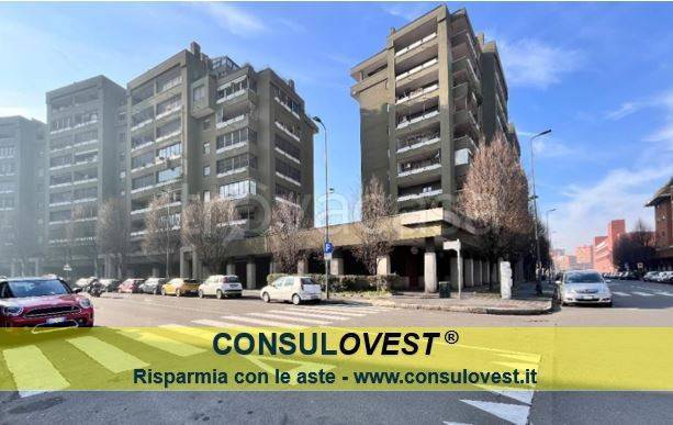 negozio in vendita a Milano in zona Gratosoglio