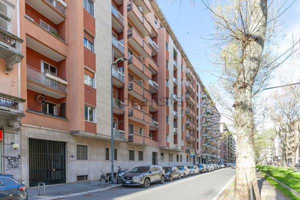 appartamento in vendita a Milano in zona Lorenteggio