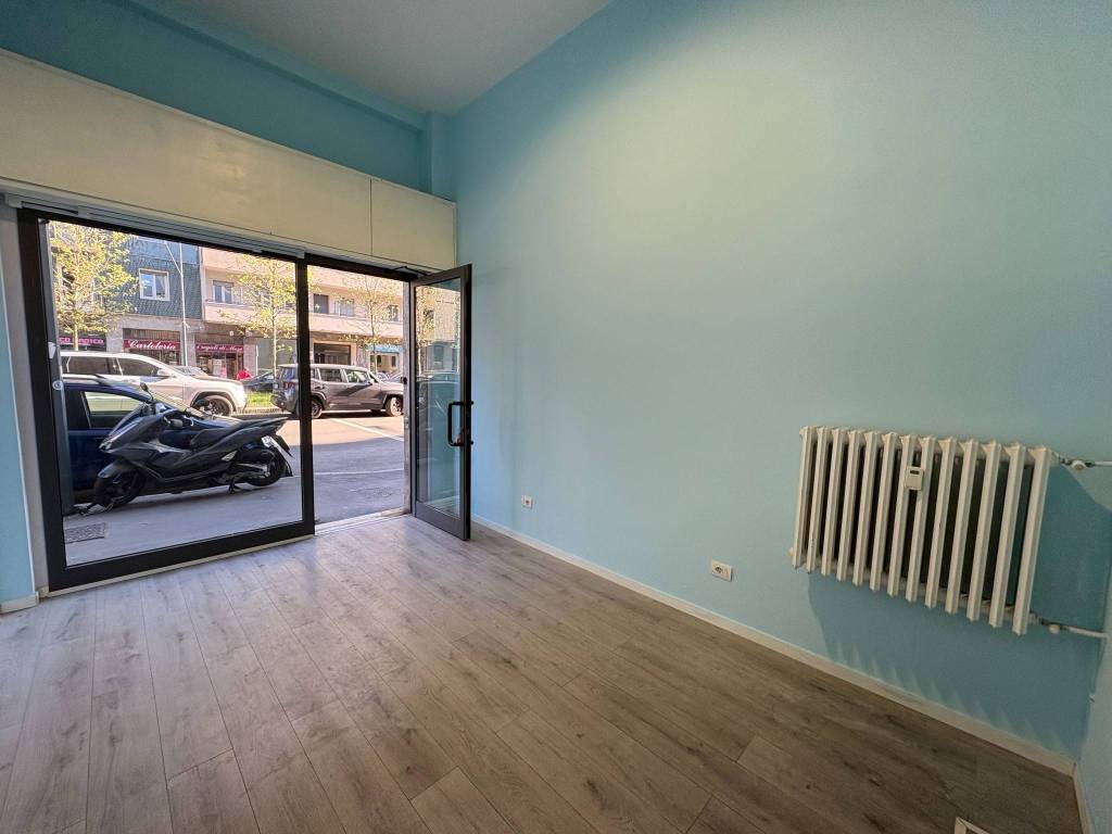 negozio in vendita a Milano in zona Lorenteggio