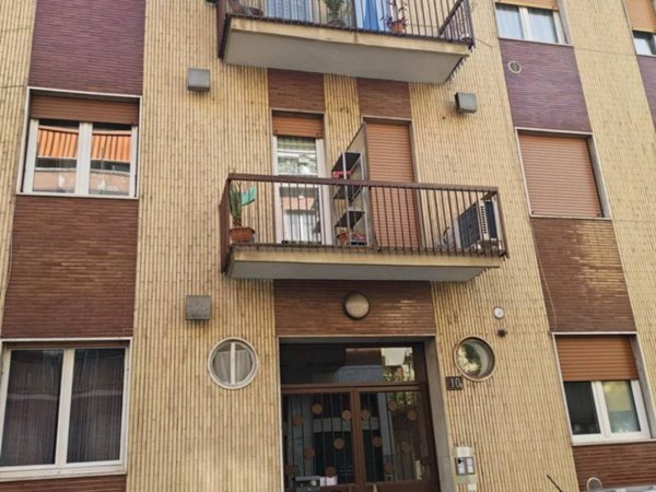 appartamento in vendita a Milano in zona Barona