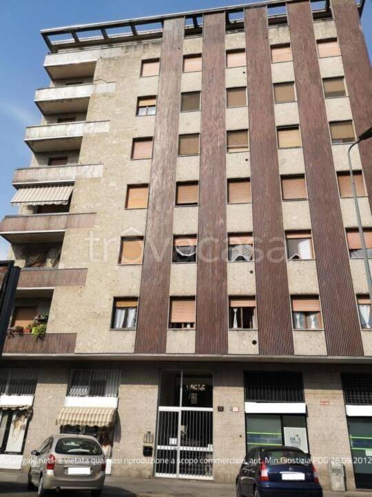 locale commerciale in vendita a Milano in zona Piazzale Lodi