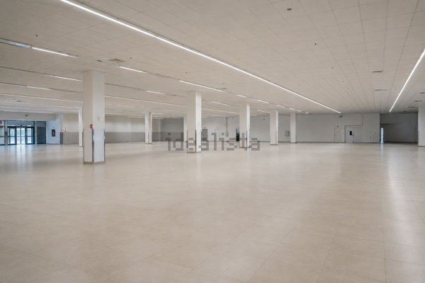 locale commerciale in vendita a Milano in zona Porta Garibaldi