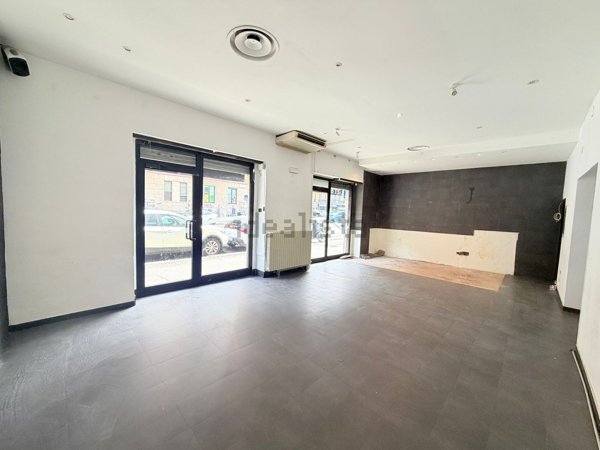 locale commerciale in vendita a Milano in zona Calvairate