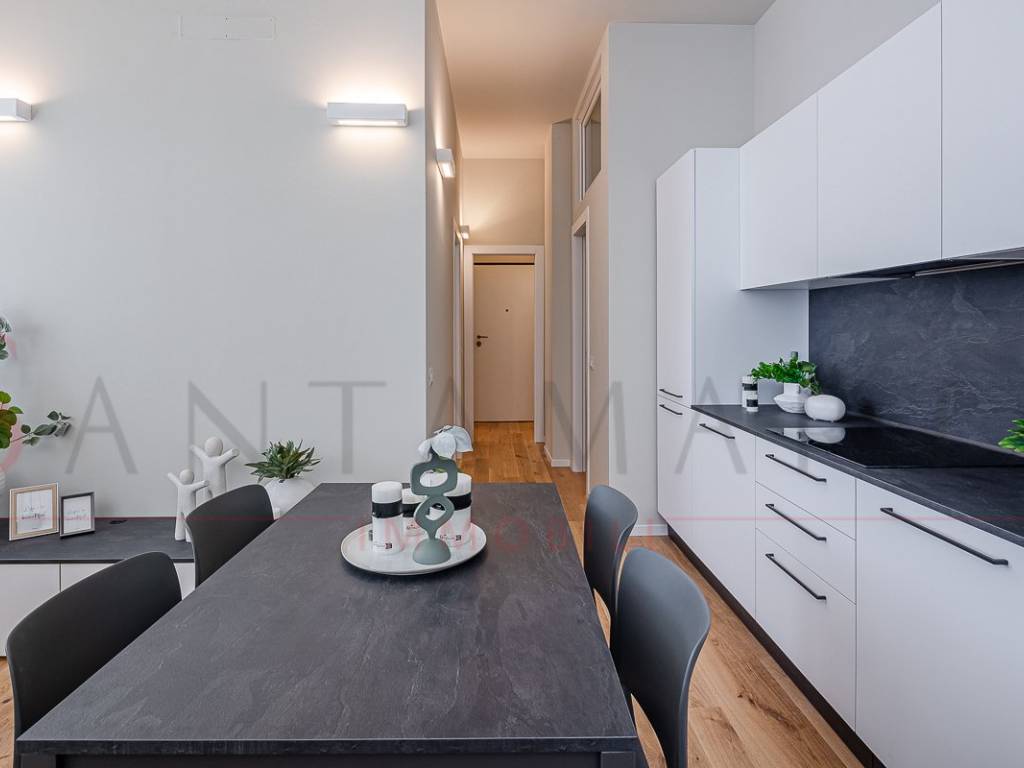 appartamento in vendita a Milano in zona Lorenteggio