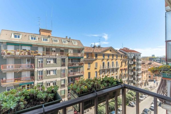 appartamento in vendita a Milano in zona Lorenteggio