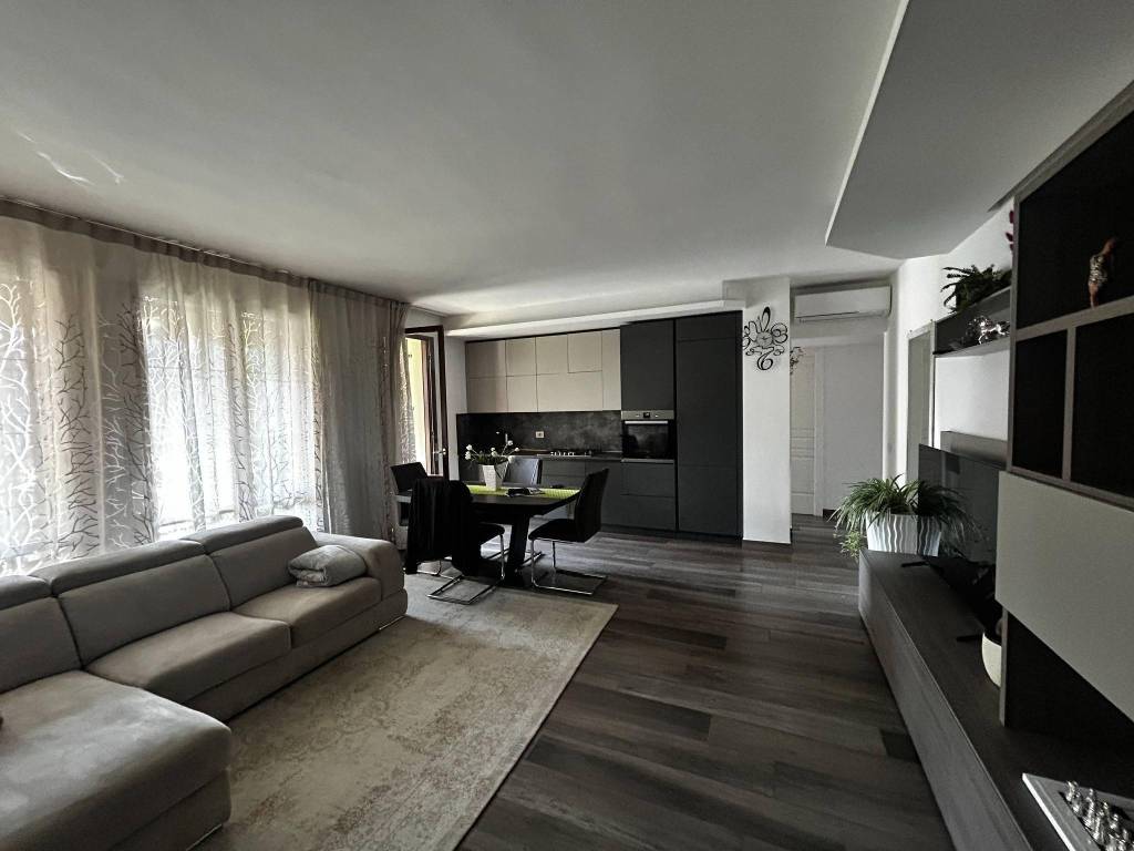 appartamento in vendita a Milano in zona Baggio