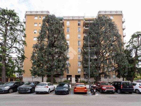 appartamento in vendita a Milano in zona Lorenteggio