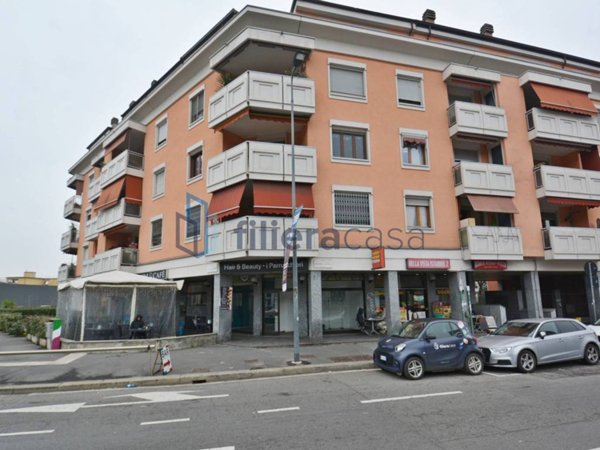 negozio in vendita a Milano in zona Barona