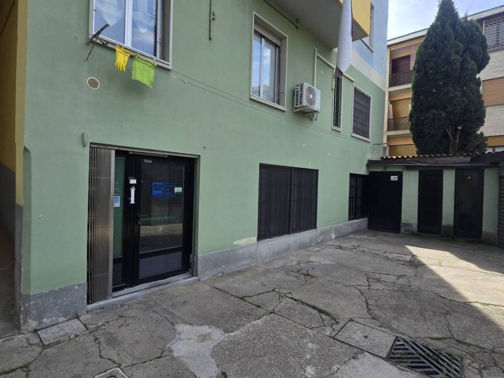 negozio in vendita a Milano in zona Baggio