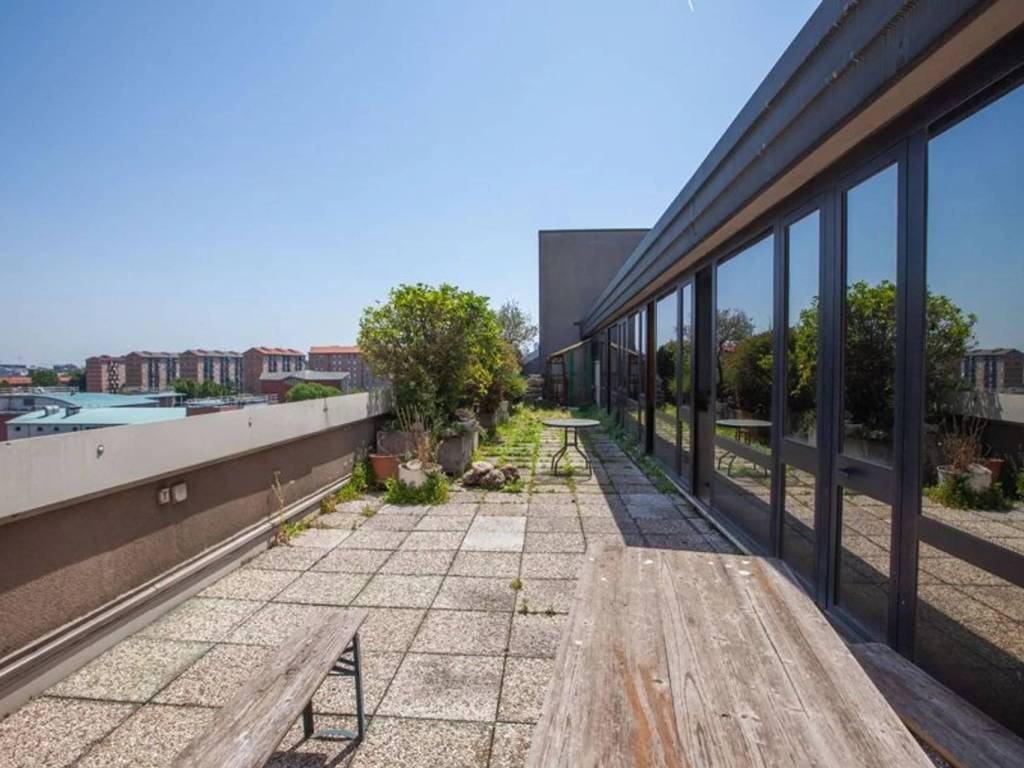ufficio in vendita a Milano in zona Gallaratese