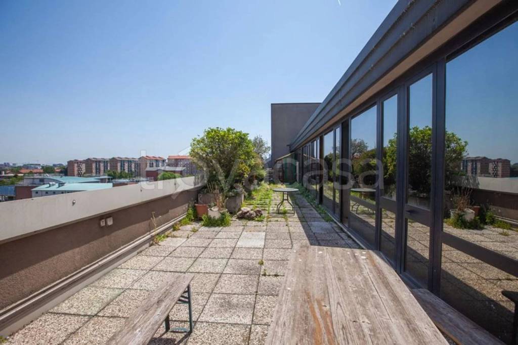 ufficio in vendita a Milano in zona Gallaratese