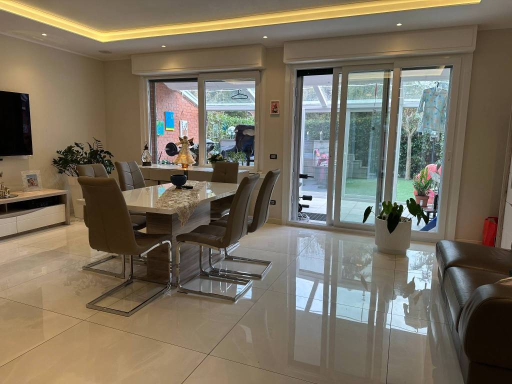 casa indipendente in vendita a Milano in zona Famagosta
