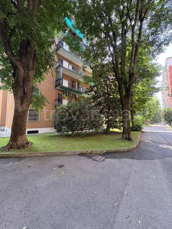 appartamento in vendita a Milano in zona Lorenteggio