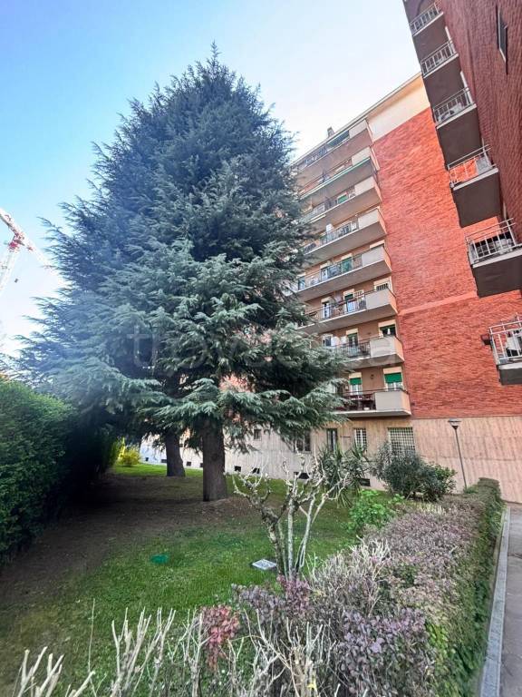 appartamento in vendita a Milano in zona Lorenteggio