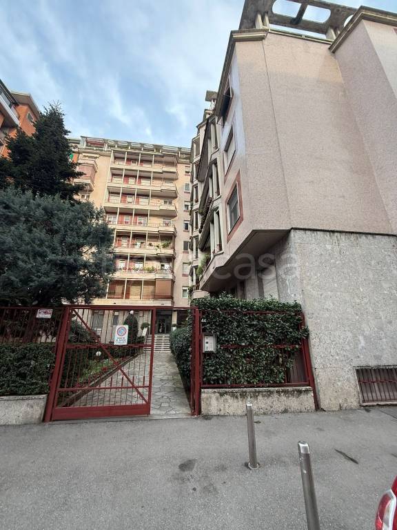 appartamento in vendita a Milano in zona Lorenteggio