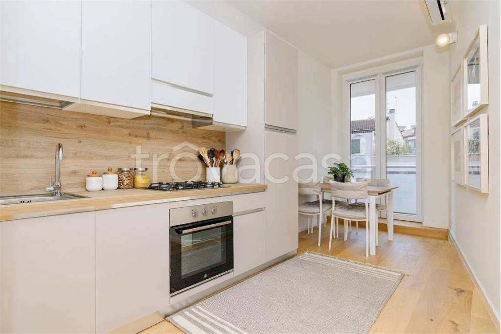 appartamento in vendita a Milano in zona Ponte Seveso