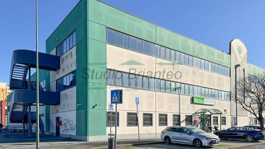 locale commerciale in vendita a Milano in zona Porta Venezia