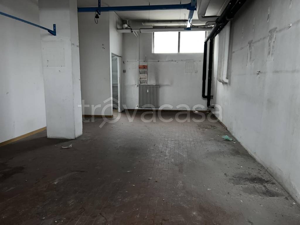 locale commerciale in vendita a Milano in zona Piazzale Lodi