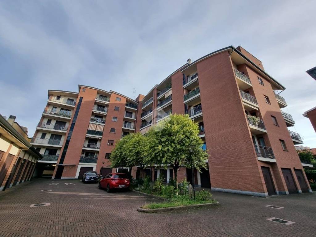 appartamento in vendita a Milano in zona Baggio