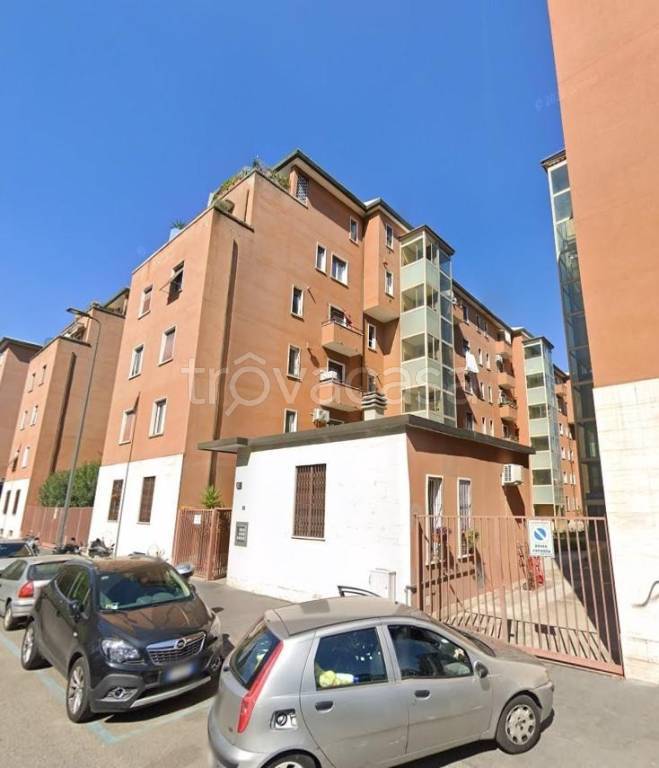 appartamento in vendita a Milano in zona Cascina dei Pomi