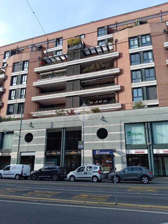 negozio in vendita a Milano in zona Rembrandt