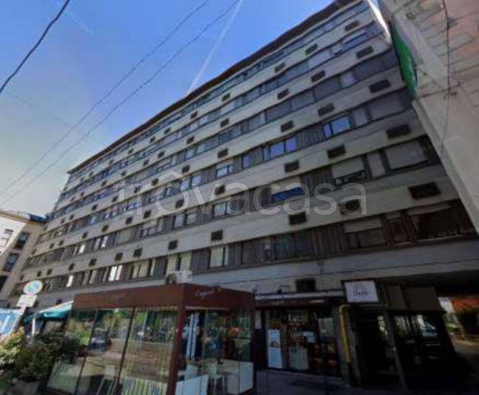 locale commerciale in vendita a Milano in zona Porta Romana