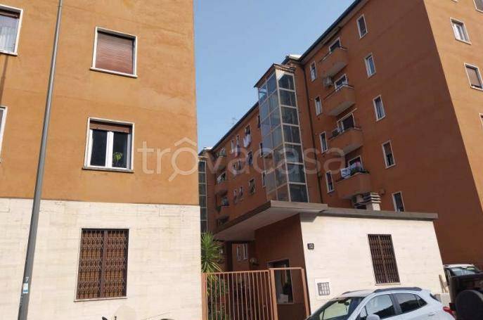 appartamento in vendita a Milano in zona Cascina dei Pomi