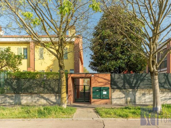 casa indipendente in vendita a Milano in zona Ronchetto delle Rane