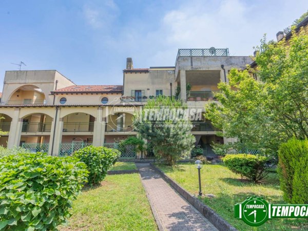 appartamento in vendita a Milano in zona Baggio