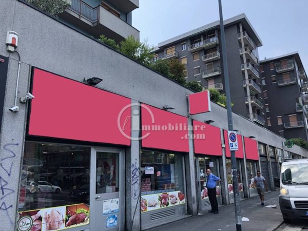 negozio in vendita a Milano in zona Barona