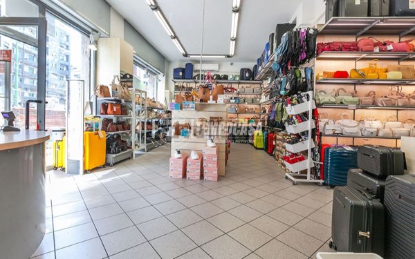 negozio in vendita a Milano in zona Dergano