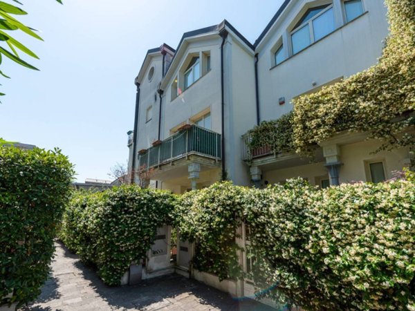 casa indipendente in vendita a Milano in zona Barona