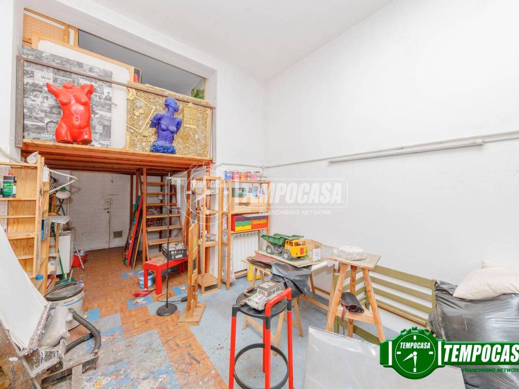 negozio in vendita a Milano in zona Baggio