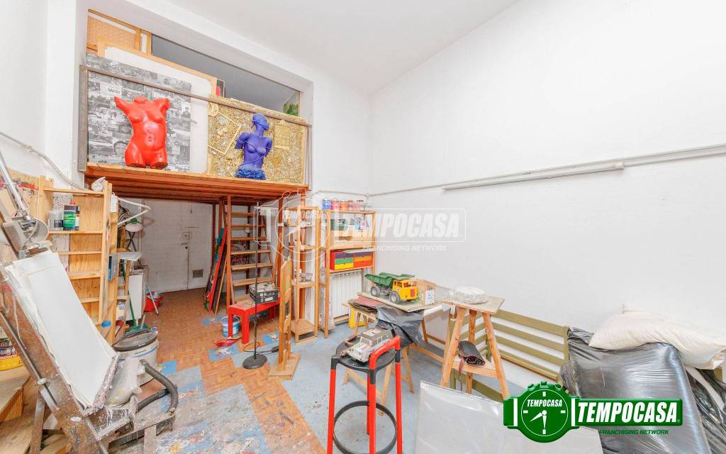 negozio in vendita a Milano in zona Baggio