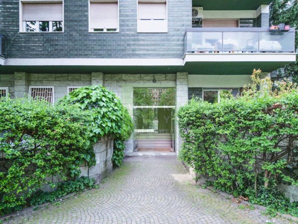 appartamento in vendita a Milano in zona Lorenteggio
