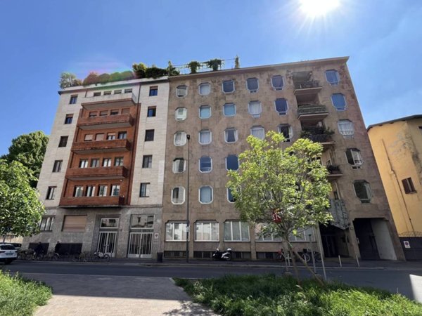 ufficio in vendita a Milano in zona Guastalla