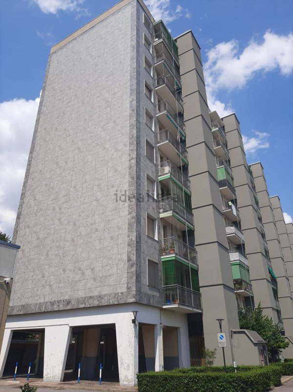 appartamento in vendita a Milano in zona Lorenteggio